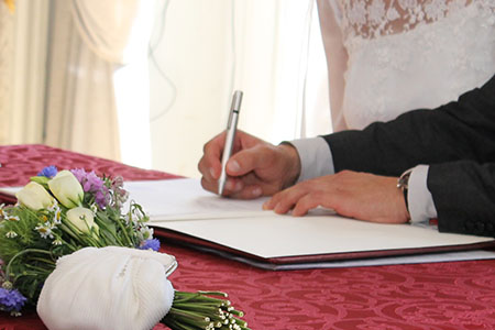 Urkunde bei Eheschließung wird unterschrieben