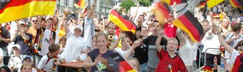 Jubelnde Fußballfans mit Fahnen