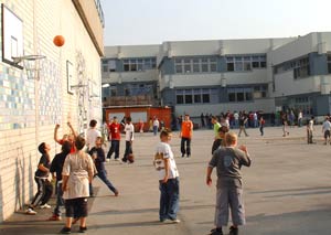 Schüler spielen in der Pause