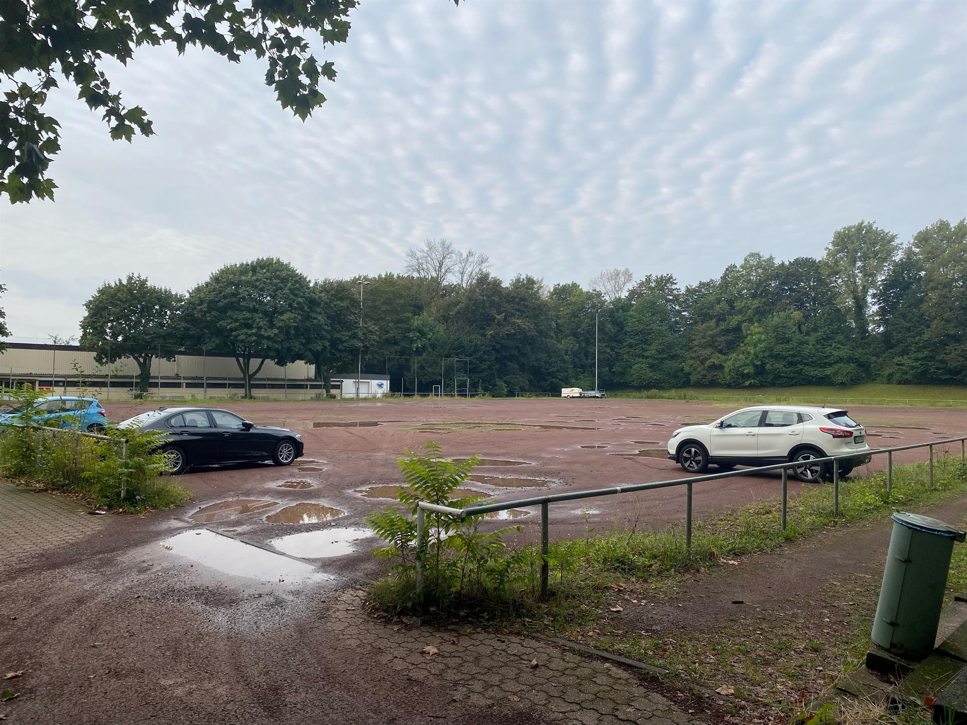 Start der Sanierung des Sportplatzes Paffrather Straße – Abfuhr des Bodenmaterials startet in KW 48