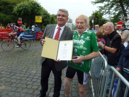 Bürgermeister Lutz Urbach und Helmut Wirtgen bei der Verleihung der Ehrennadel