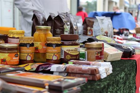 Verkaufsstand mit Fairtrade Artikeln