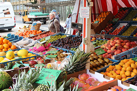 Obst- und Gemüsestand auf dem Wochenmarkt