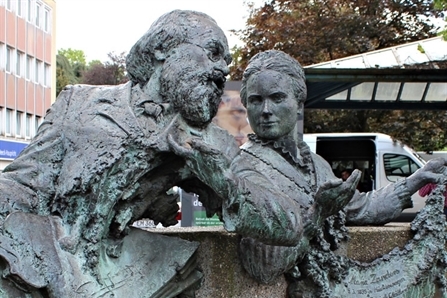 Teilansicht des Heimatdenkmals am Trotzenburgplatz