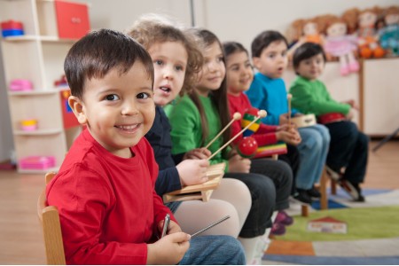 Eine Gruppe Vorschulkinder mit Instrumenten