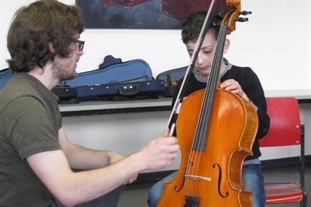 lehrer-und-schueler-am-bass