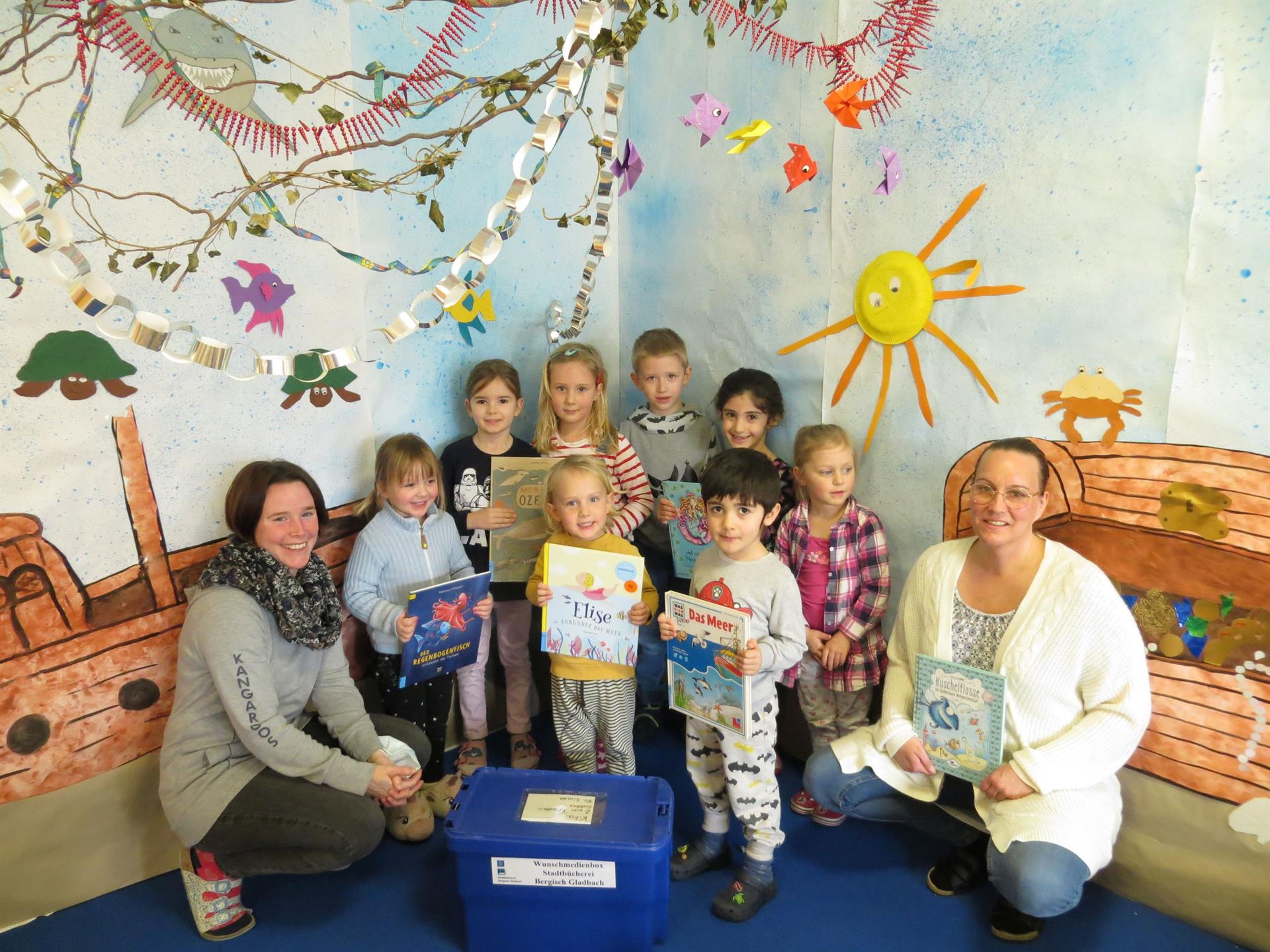 Seepferdchen, Raumfahrer und Mammuts aus der Box – Stadtbücherei und Rotary-Club starten Medienlieferservice für Schulen und Kindergärten