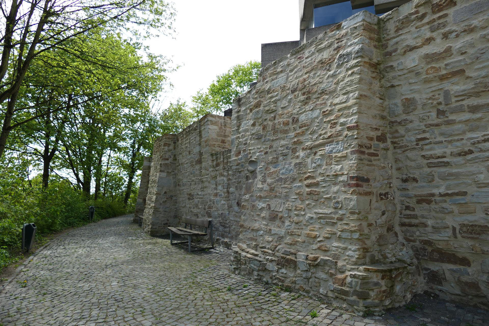 Neue Seite zu Burggraben und Burgmauer
