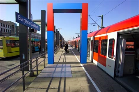 Reginale Tor am Bahnhof