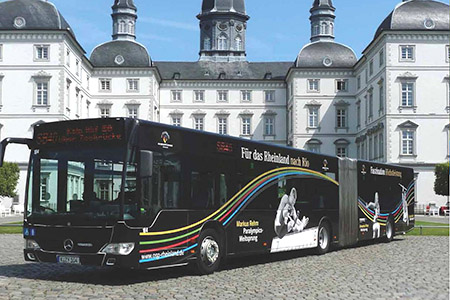 Ein Bus steht vor dem Schloss Bensberg