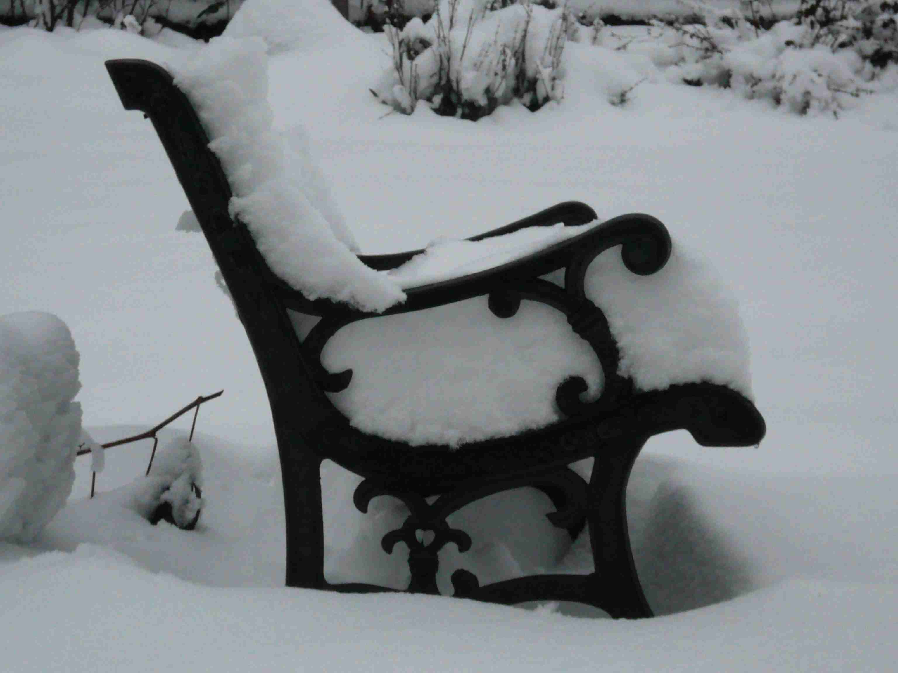 Gartenbank im Schnee