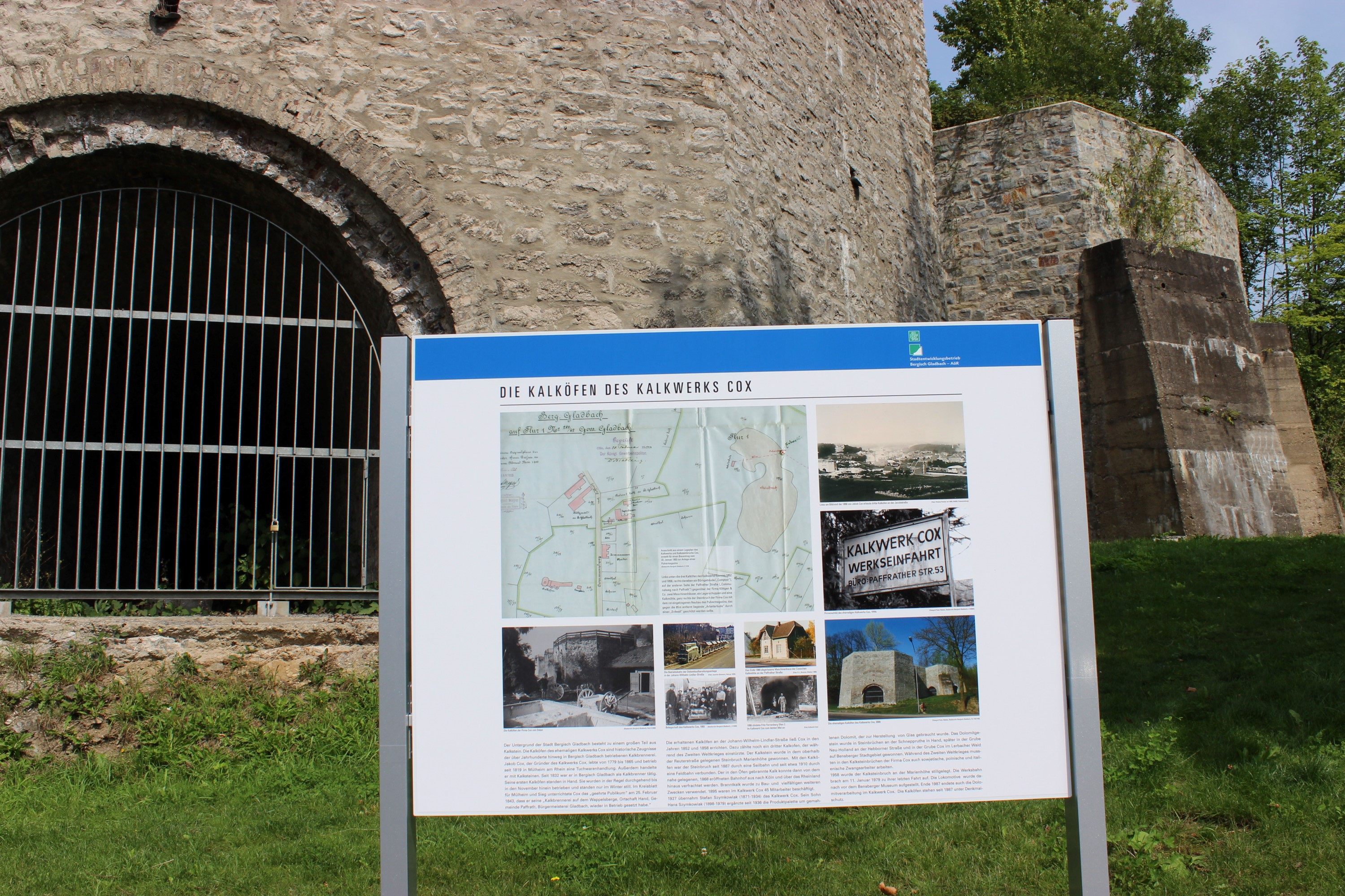 Stadtentwicklungsbetrieb stellt Infotafel an den Kalköfen Cox auf