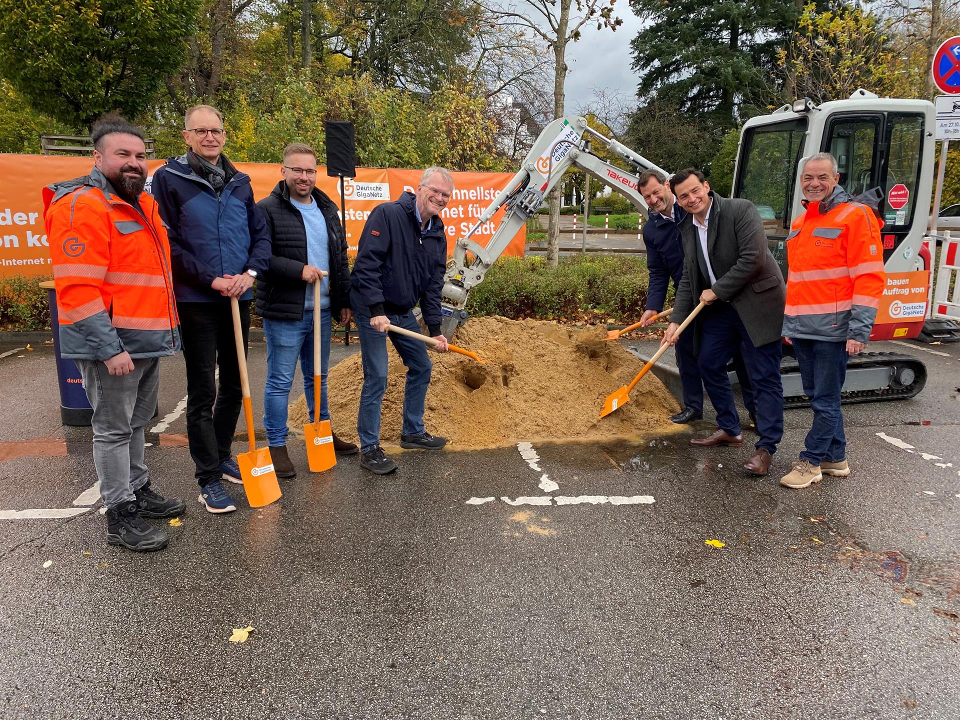 Spatenstich in Bergisch Gladbach-Refrath: Deutsche GigaNetz beginnt mit dem  Glasfaserausbau im ersten Bauabschnitt 