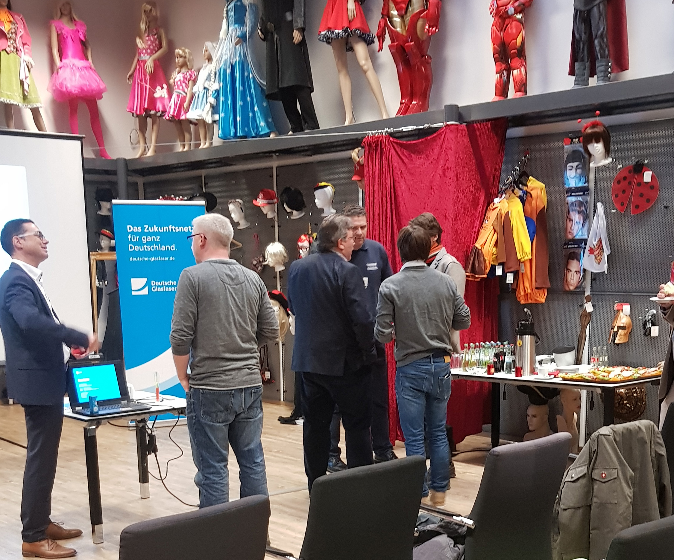 Breitbandversorgung in den Gewerbegebieten Zinkhütte und Refrather Weg 