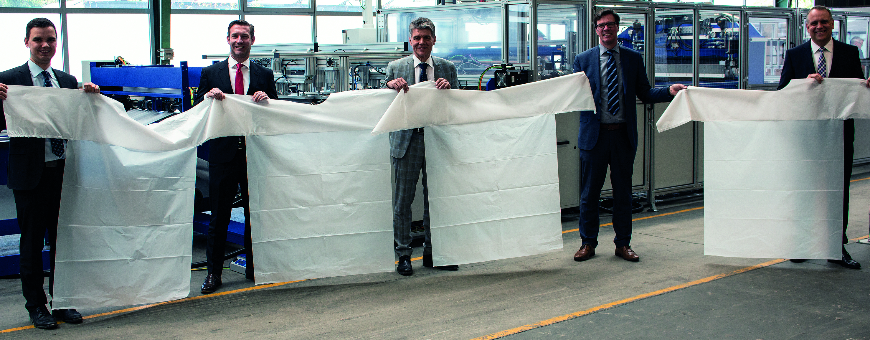 Erste deutsche Produktionsstraße für Schutzkittel in Betrieb genommen 60.000 Schutzkittel pro Tag – 100 % Made-in-Germany