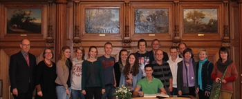 Schüler aus Bergisch Gladbachs niederländischer Partnerstadt Velsen zu Besuch im Rathaus