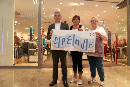 C&A Filiale in Bergisch Gladbach spendet 2000 Euro an die Stadtverwaltung Bergisch Gladbach für den Bereich Flüchtlingshilfe