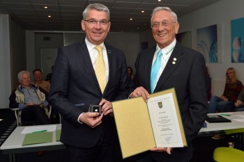Manfred Hauschild erhält Ehrennadel in Silber 