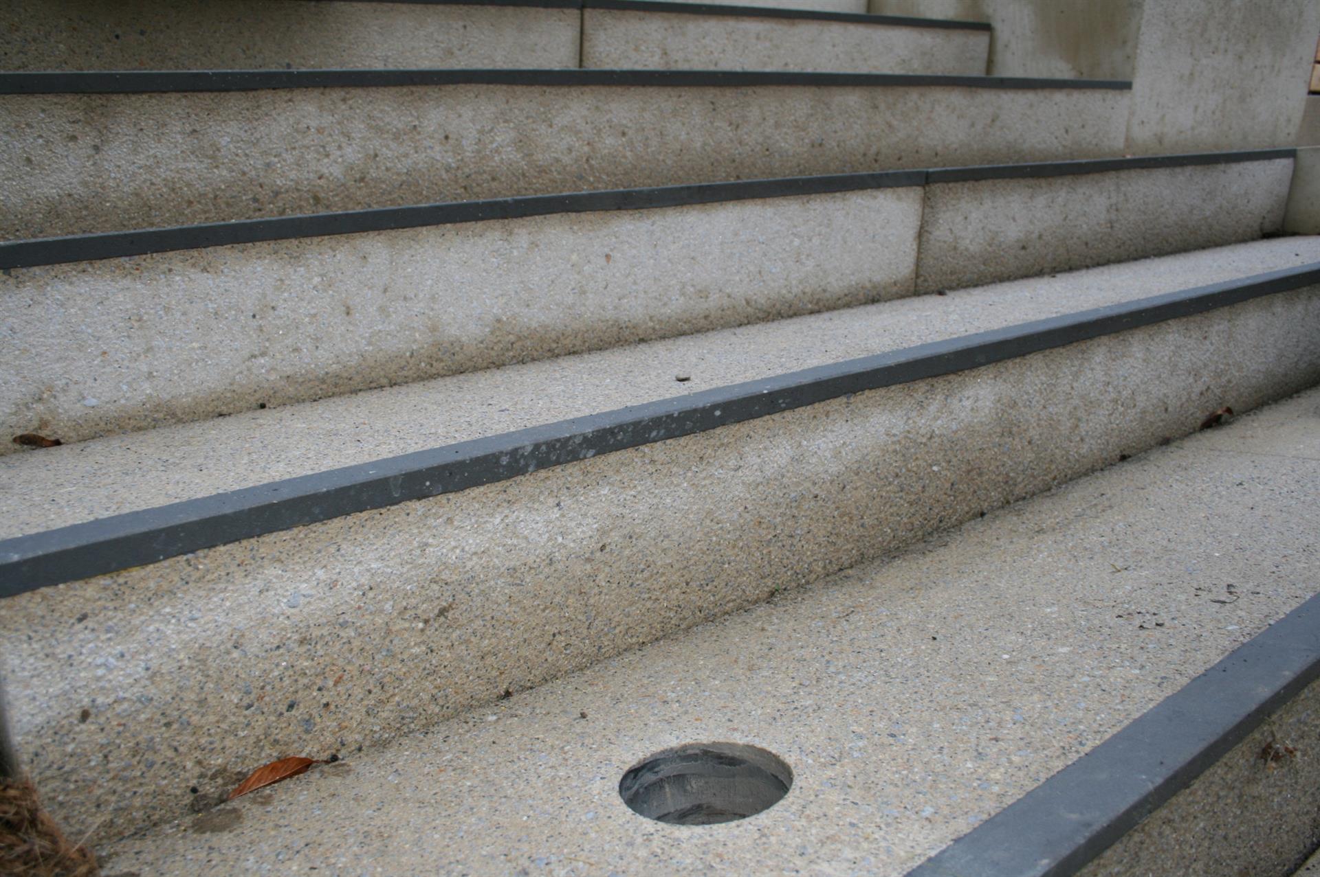 Handlauf an der Bensberger Schlosstreppe wird installiert