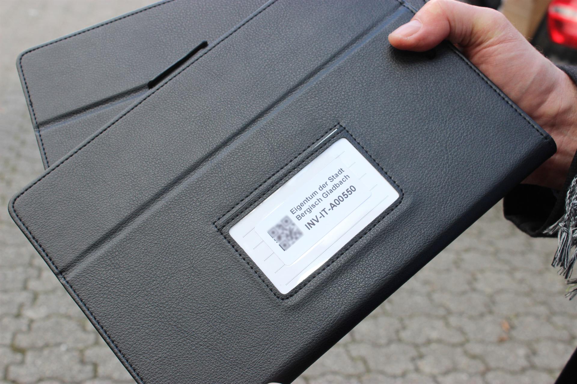 Firma joke spendet Notebooks an die Integrierte Gesamtschule in Bergisch Gladbach