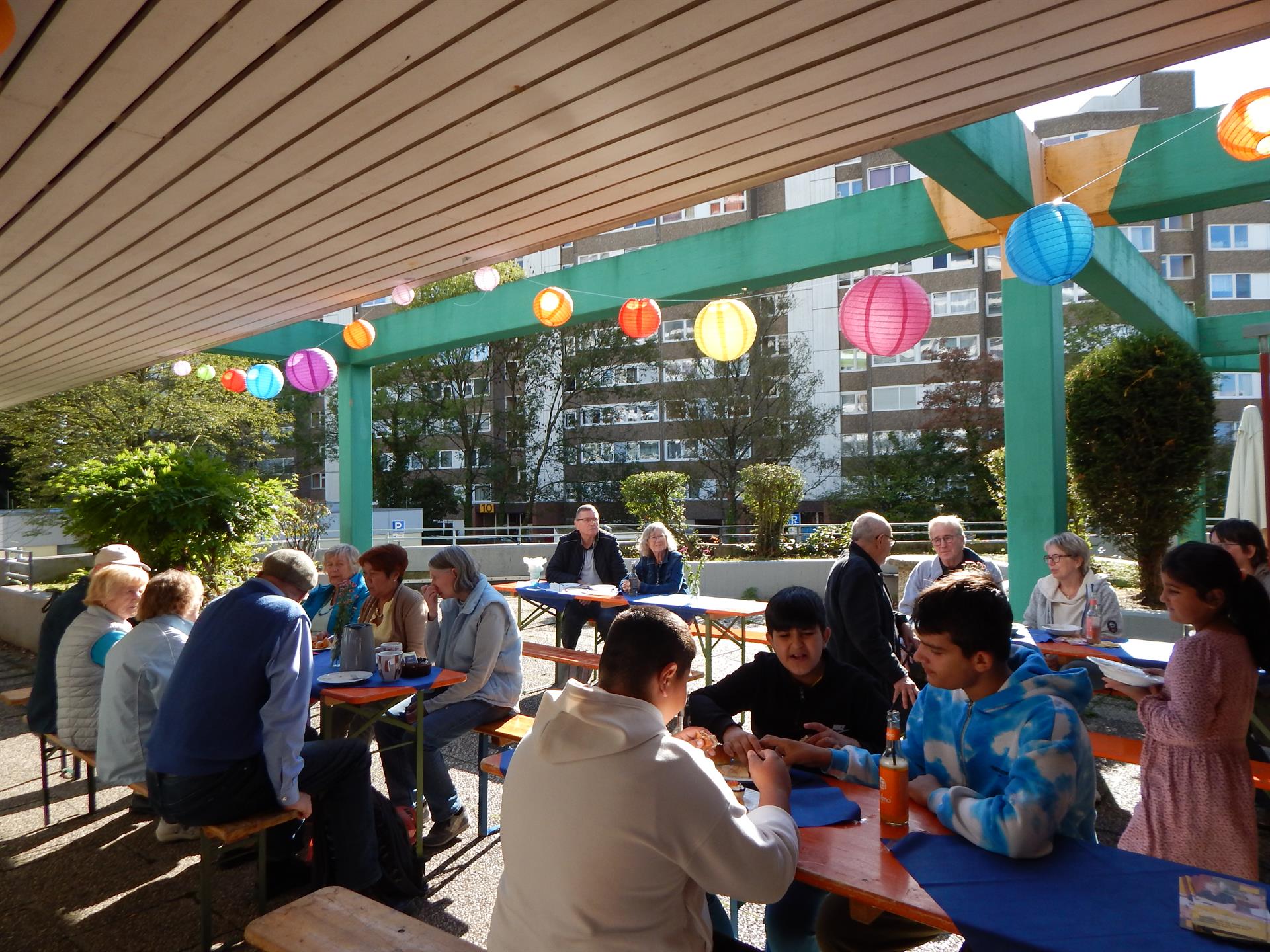 50 Jahre Wohnpark Bensberg: Nachbarschaftspicknick bringt die Bewohnerinnen und Bewohner zusammen