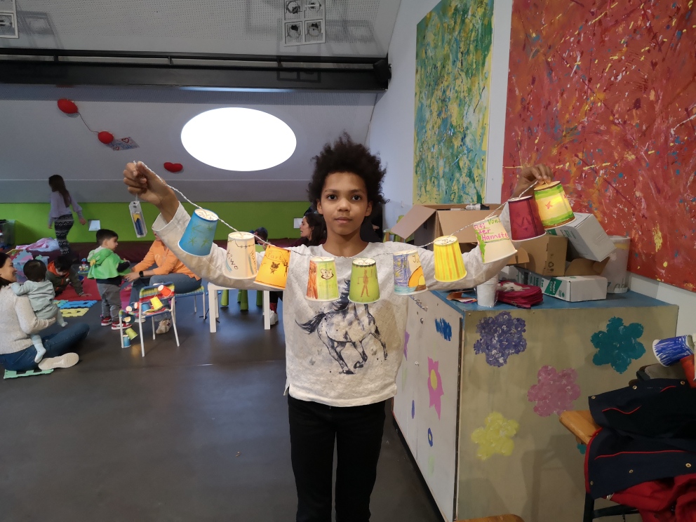 Laternen, Lichterketten, Lichtgraffiti – Kinder und Jugendliche erleuchten die Lichttage im Wohnpark Bensberg