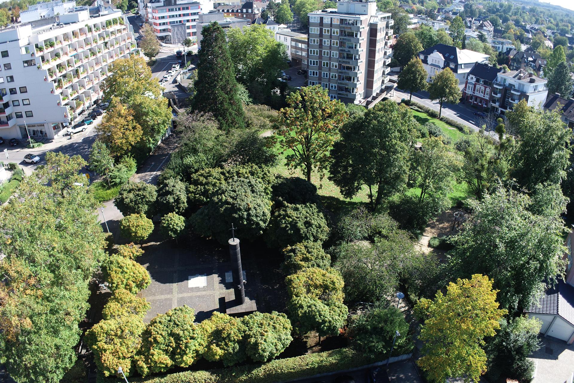 Klimafreunde und Stadt pflegen Freianlage rund um den Deutschen Platz 