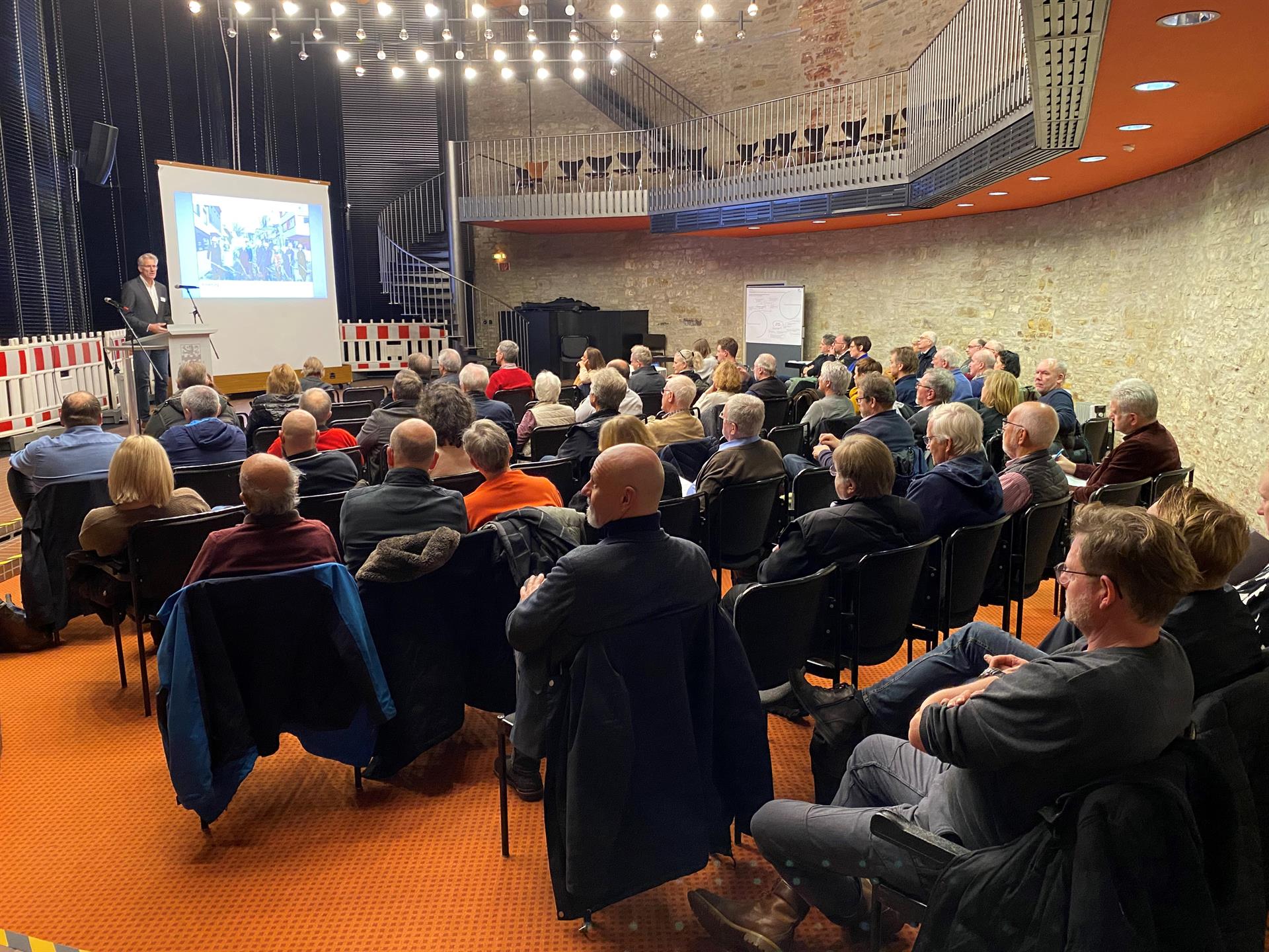 Neugestaltung der Schloßstraße - Stadtverwaltung resümiert gemeinsam mit Anliegenden erste Monate der Baustelle und präsentiert Vorgehen für schnellere Fertigstellung 