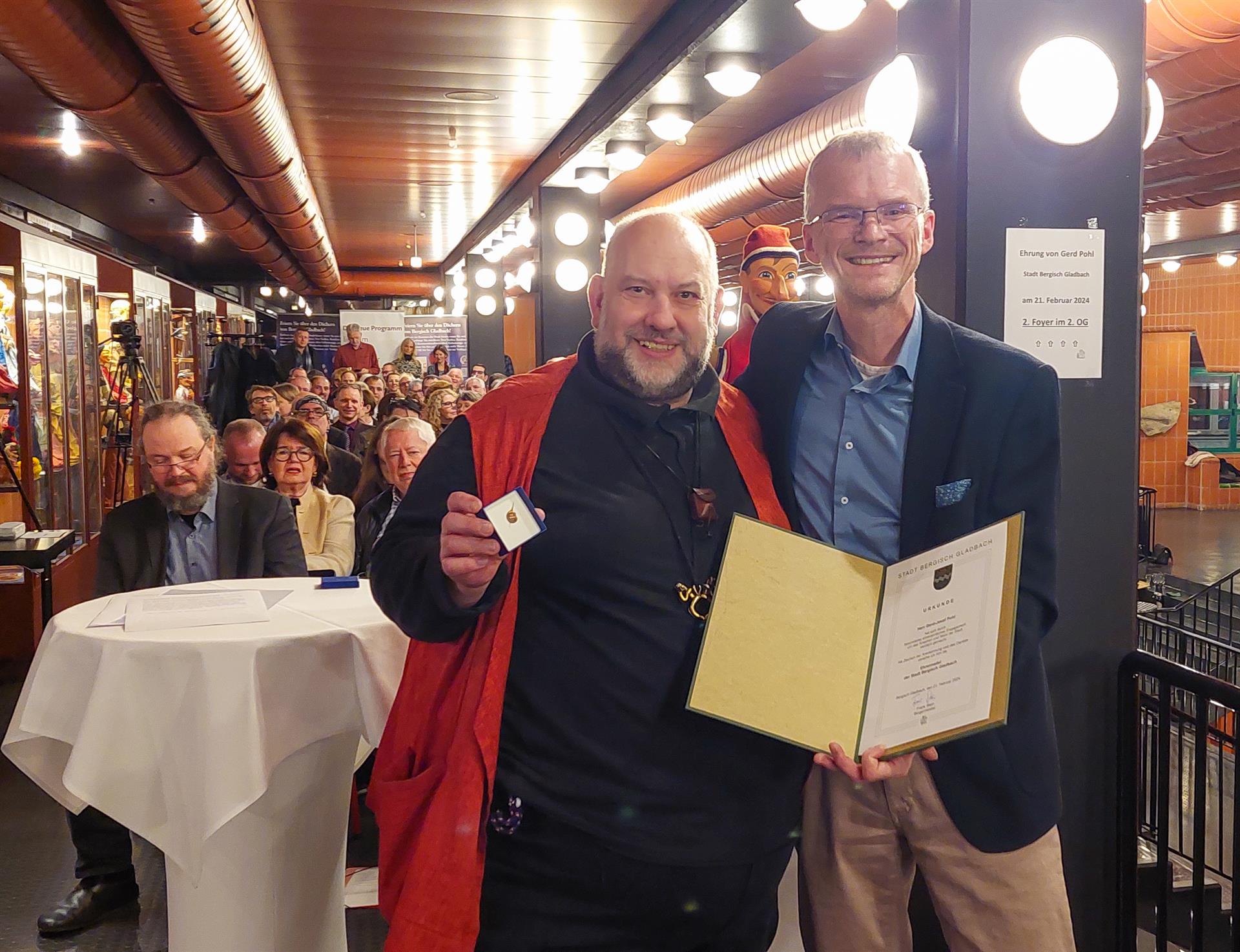 Bürgermeister Frank Stein zeichnet Gerd J. Pohl mit Ehrennadel der Stadt Bergisch Gladbach aus