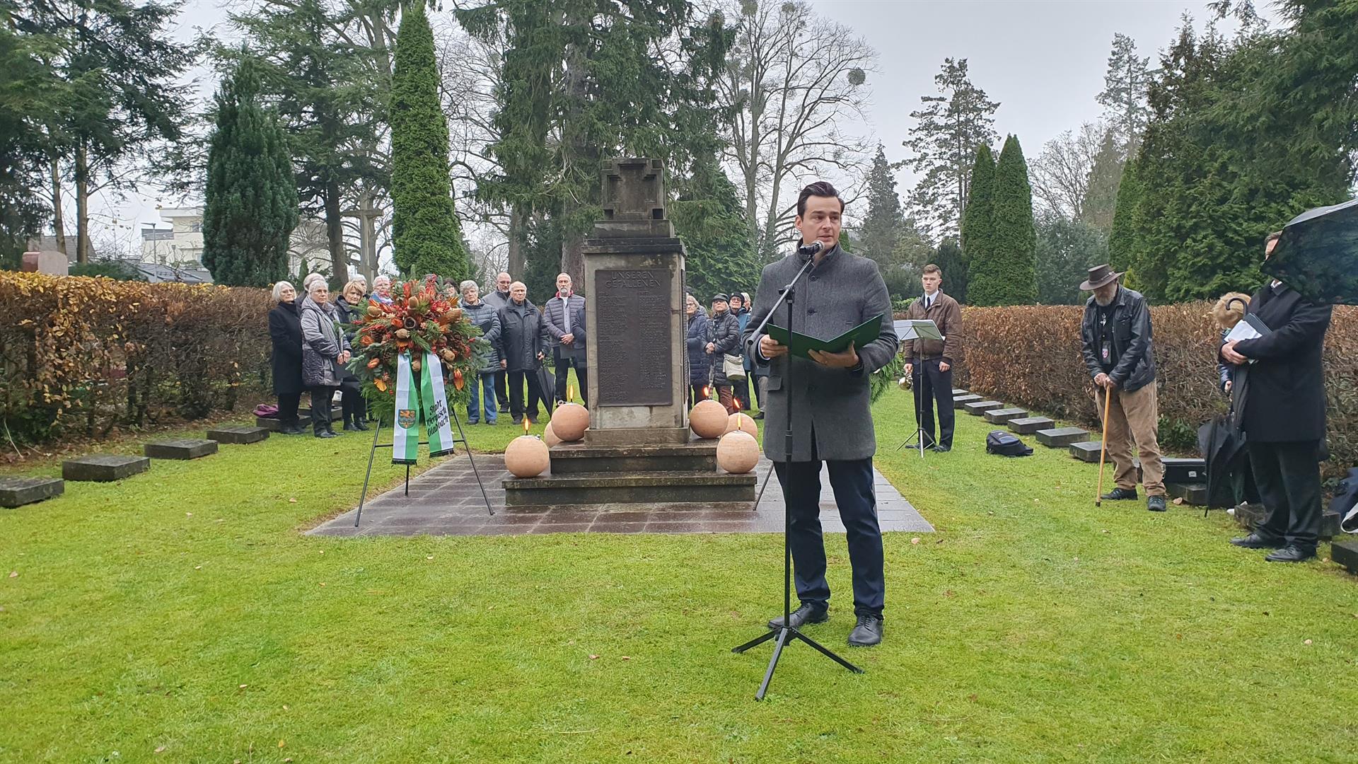 Bürgermeister Marcel Kreutz erinnerte am Volkstrauertag an Opfer von Krieg und Gewaltherrschaft