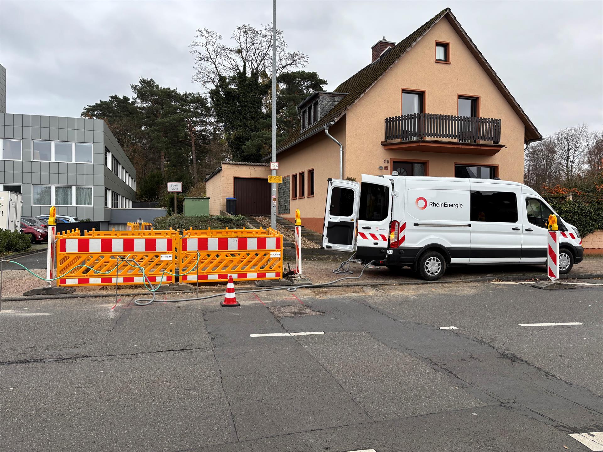 Gasleck in der Straße Am Rübezahlwald auf Höhe der Hausnummer 15