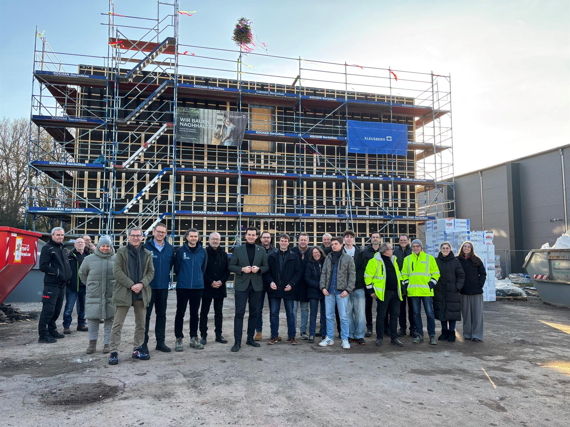 Richtfest am Otto-Hahn-Gymnasium: Klassenhaus in Holzhybrid-Modulbauweise wächst zügig