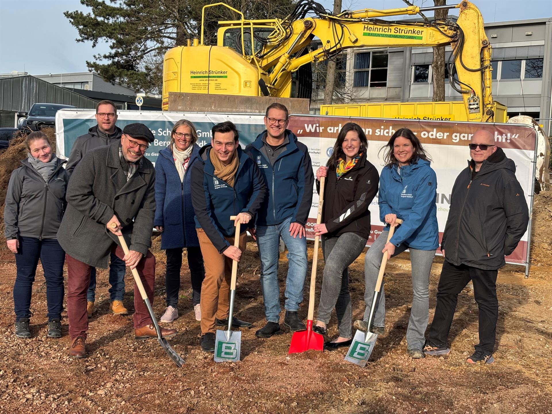 Spatenstich für neues zweigeschossiges Erweiterungsgebäude am Albertus-Magnus-Gymnasium in Bensberg