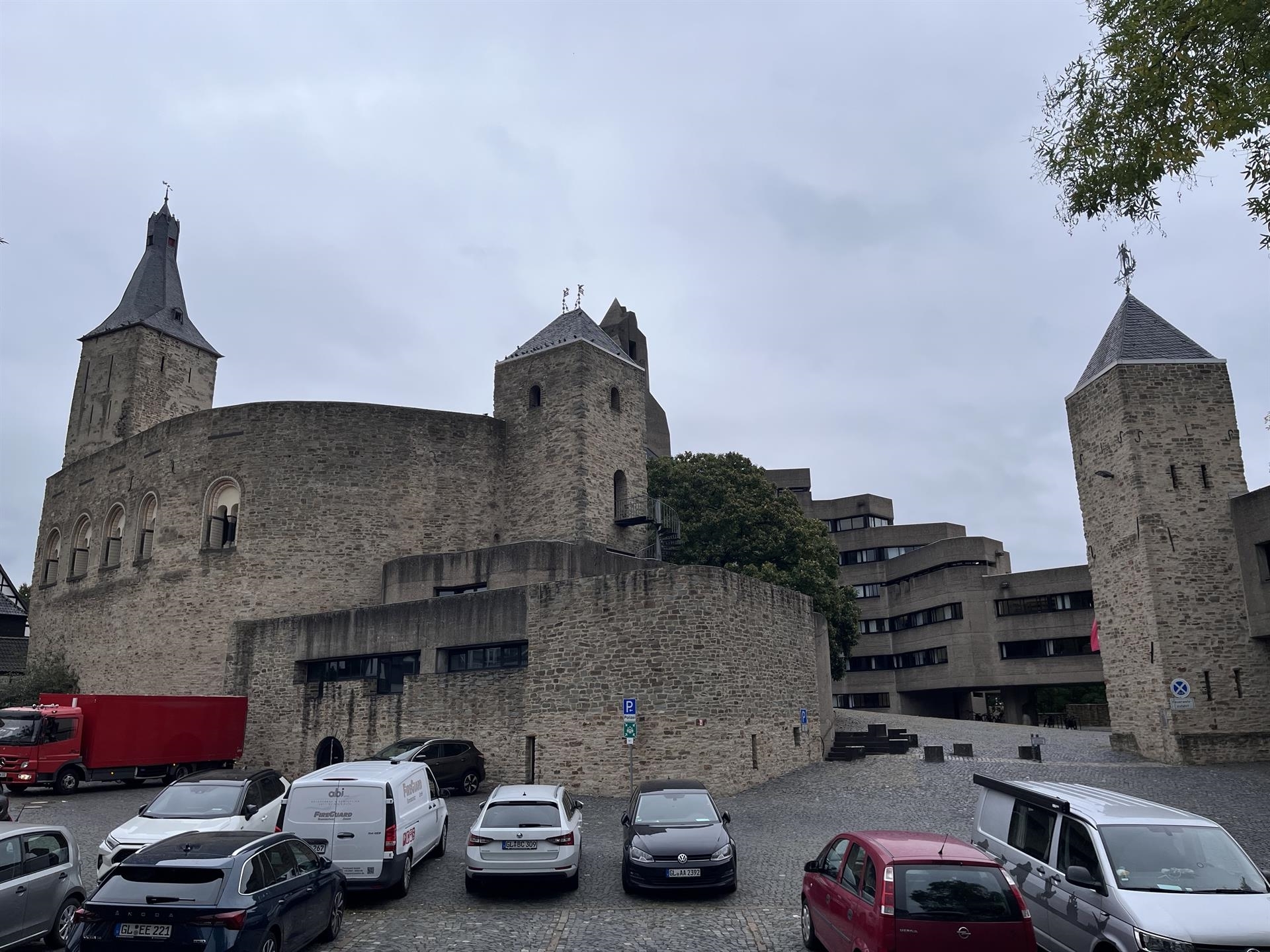 Vorübergehende Sperrung von acht Parkplätzen am Rathaus Bensberg
