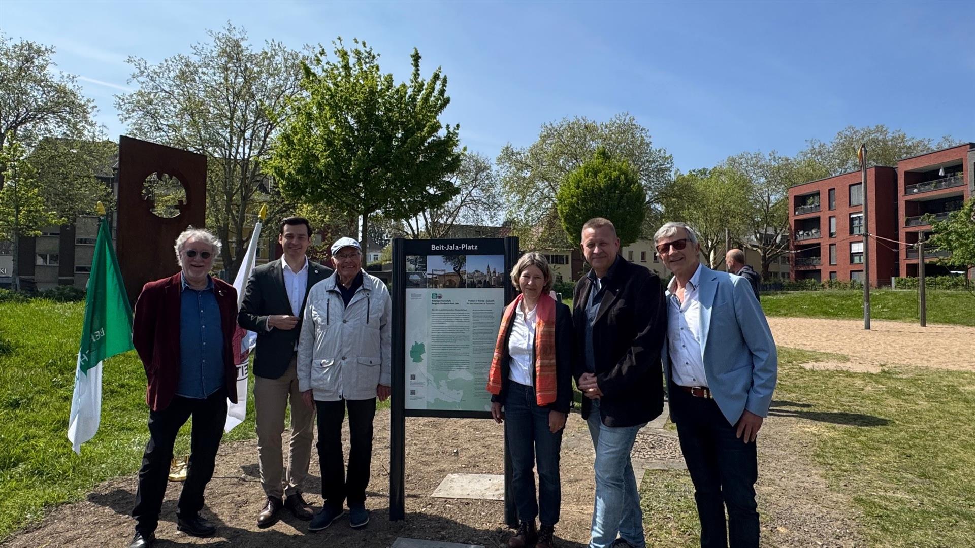 15 Jahre Städtepartnerschaft: Neue Stellage mit Infotafel und Schaukasten auf dem Beit-Jala-Platz feierlich eingeweiht