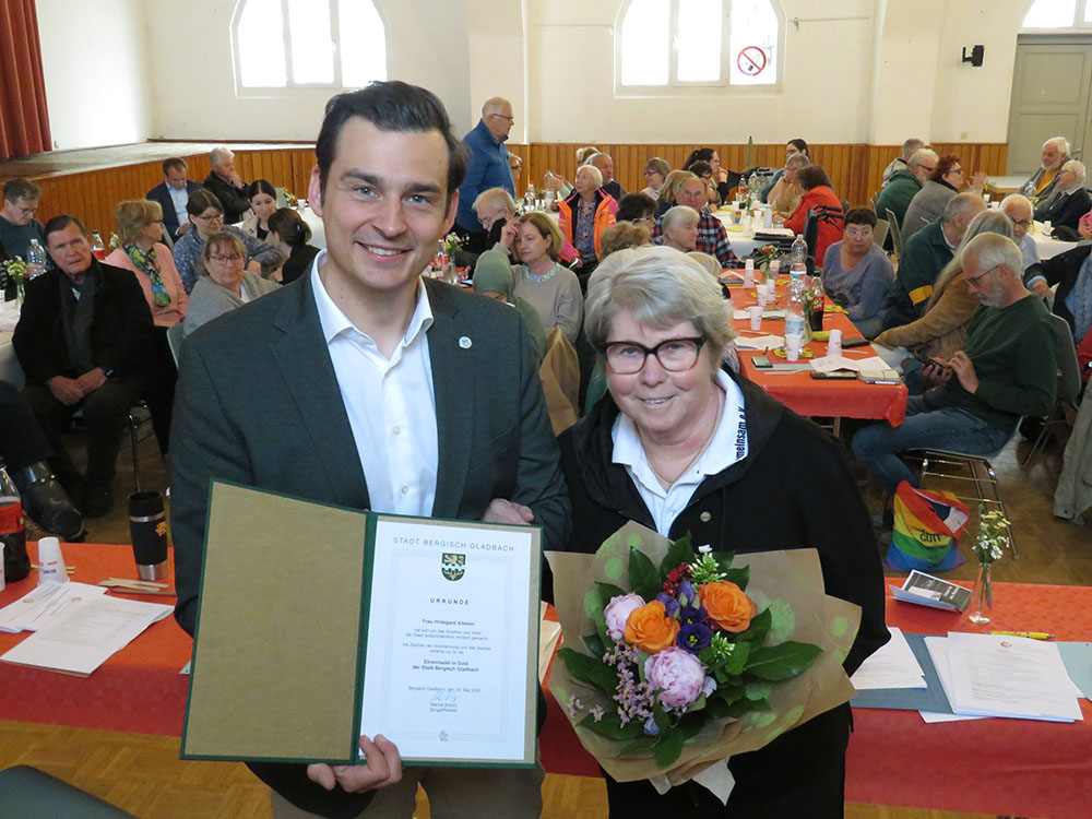 Hildegard Allelein erhält Ehrennadel in Gold der Stadt Bergisch Gladbach