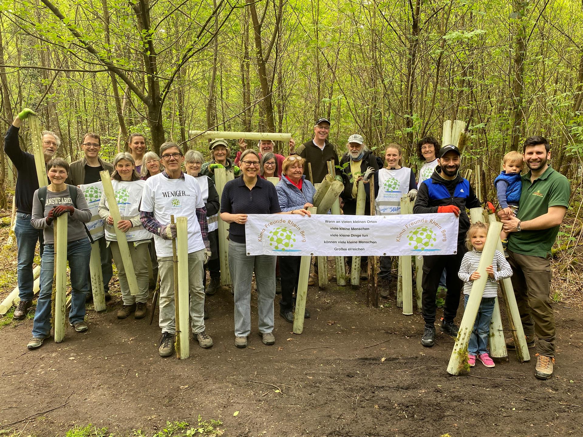 Baumwuchshüllen am Kreishaus wurden entfernt – Stadt und Naturfreunde engagieren sich gemeinsam für den Wald