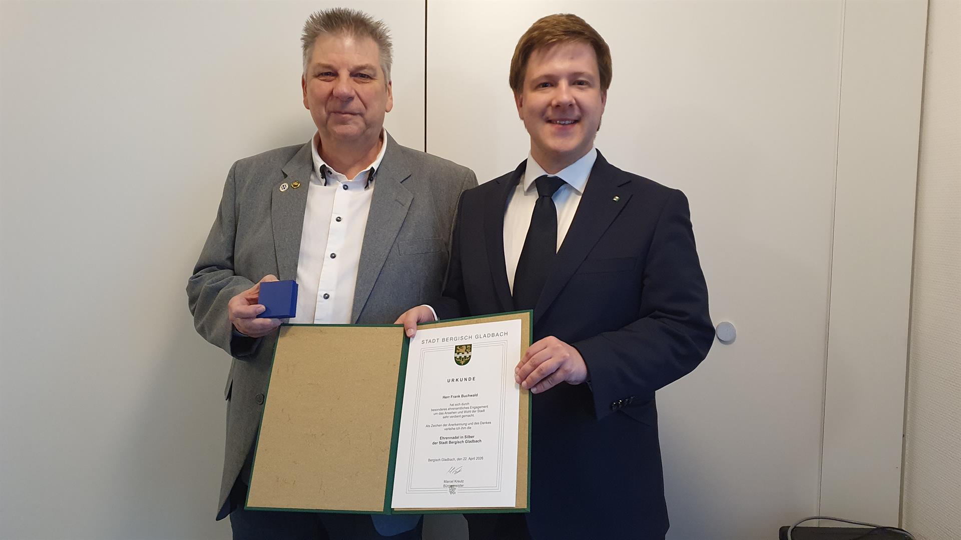 Frank Buchwald erhält Ehrennadel in Silber der Stadt Bergisch Gladbach für Engagement im Vereinssport