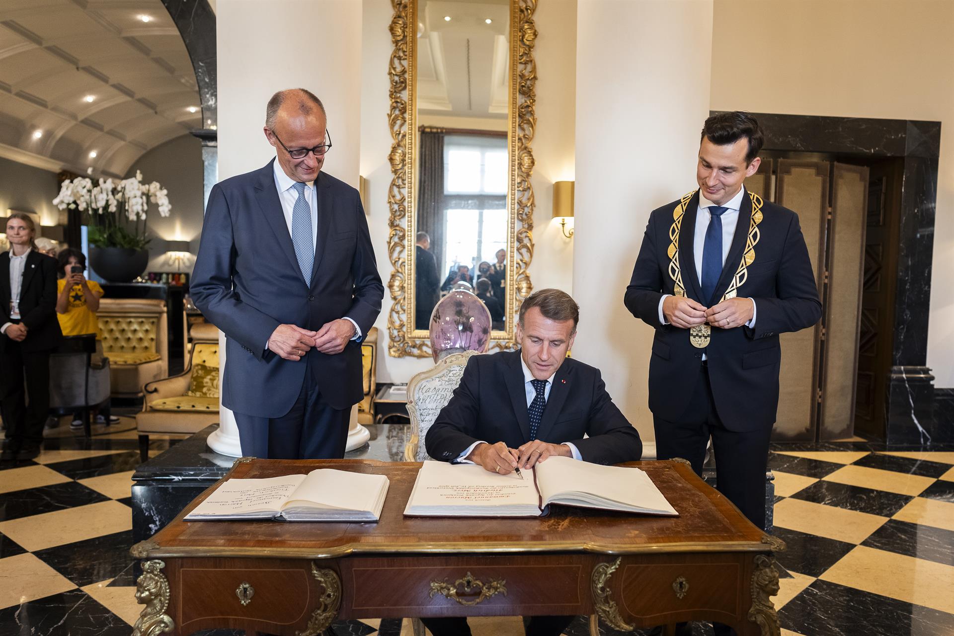 Hoher Staatsbesuch in Bergisch Gladbach: Bundeskanzler Friedrich Merz und Präsident Emmanuel Macron tragen sich in das Goldene Buch der Stadt ein