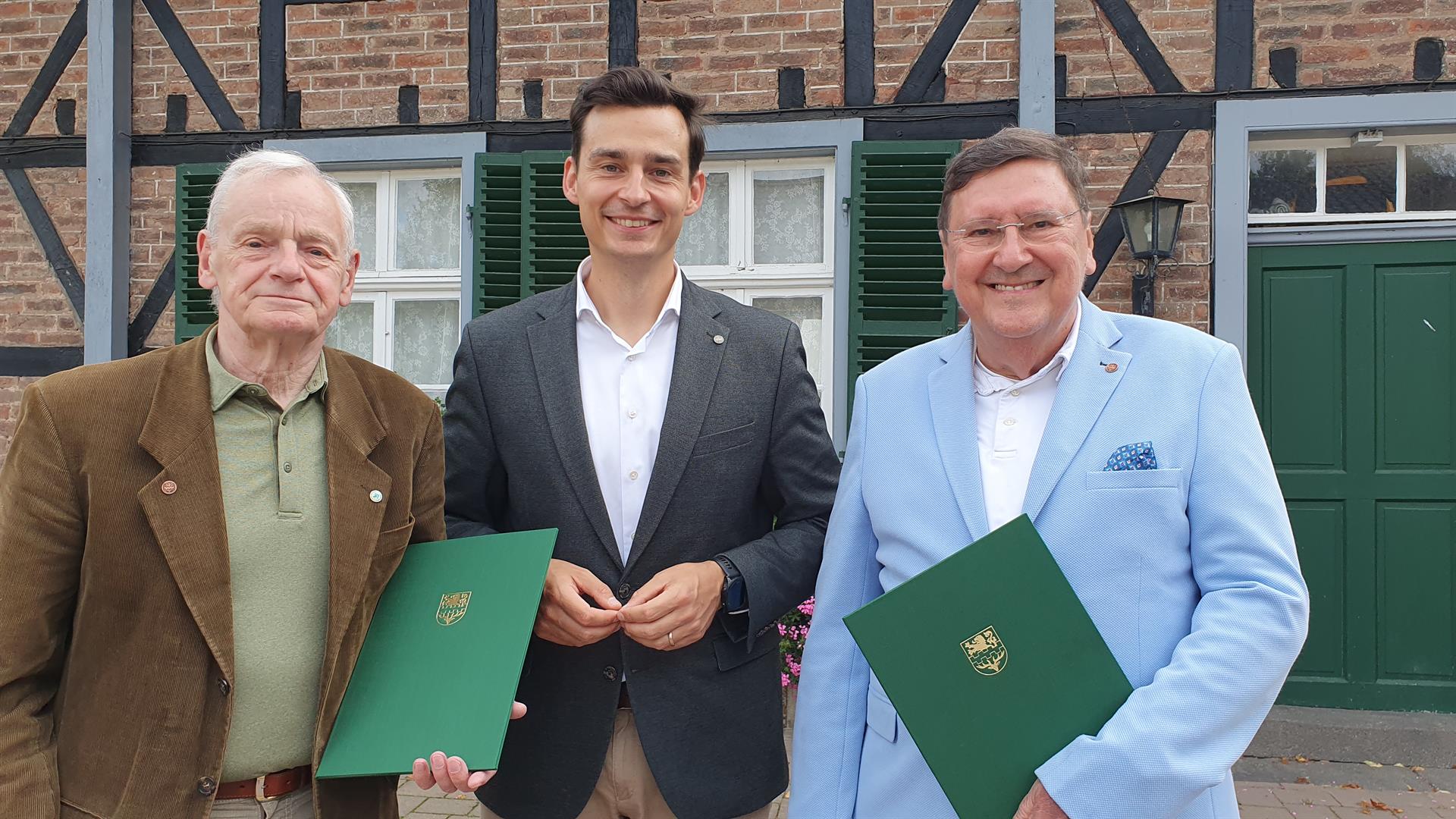 Dr. Manfred Lenthe und Reinhard Blunck erhalten Ehrennadel der Stadt Bergisch Gladbach