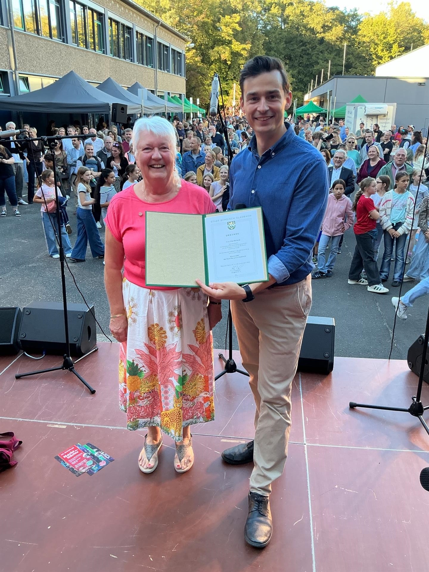 Elke Weiland erhält Ehrennadel der Stadt Bergisch Gladbach