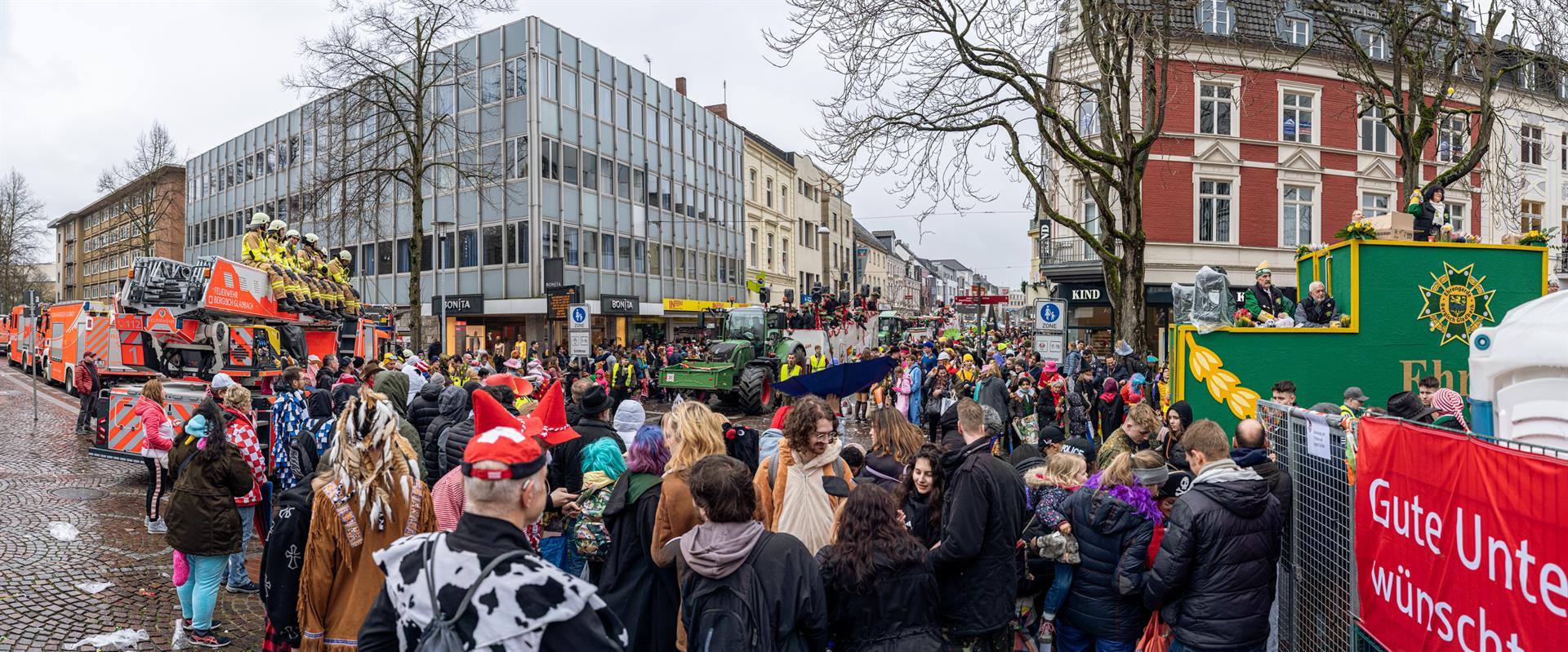 Gläbbisch Alaaf! Die Karnevalszüge im Stadtgebiet – Glasverbot gilt wieder - Geschützter Platz für Jecke mit Behinderung