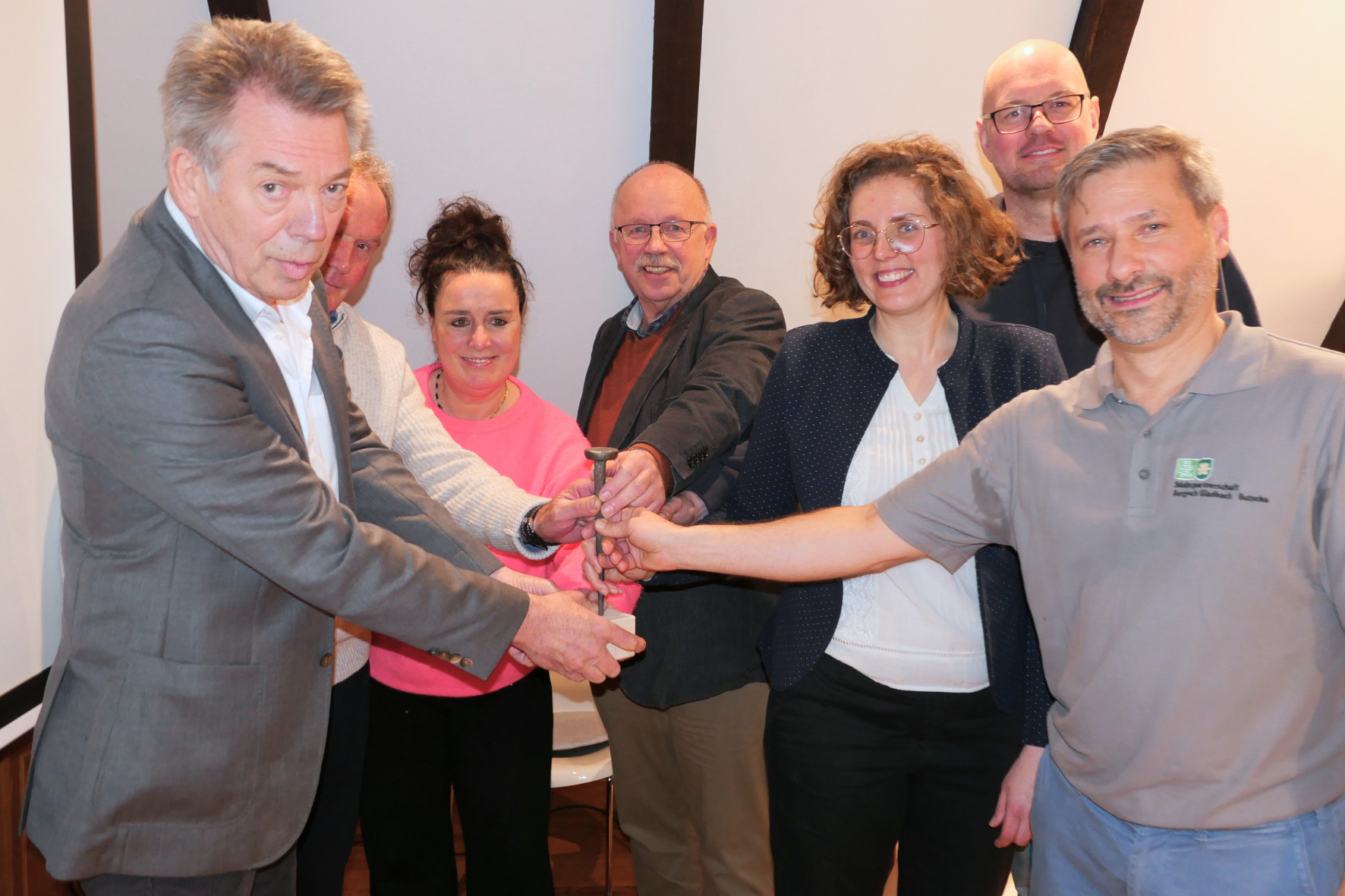 Spendenübergabe aus der Aktion „Schmieden für den Frieden“ im Bergischen Museum