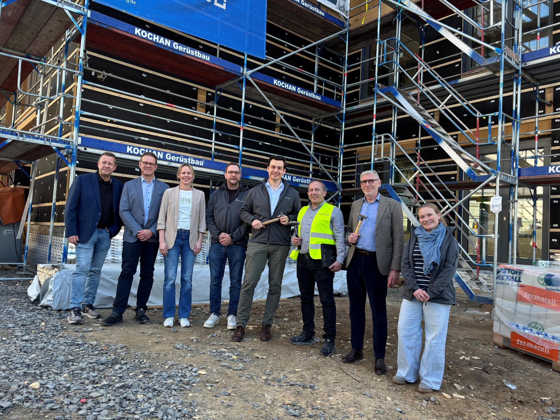 Stadt Bergisch Gladbach investiert erneut in zusätzliche Schulkapazitäten: Stapelfest für den Modulneubau am Schulzentrum Herkenrath