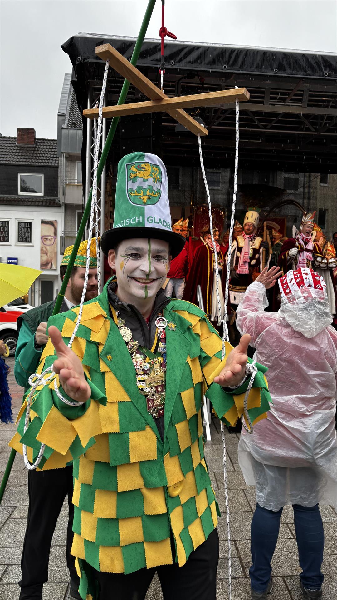 Machtübernahme des Rathauses an Weiberfastnacht – Bürgermeister Marcel Kreutz versucht den Rathausschlüssel zu verteidigen