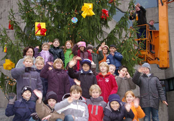 Die Klasse 3b schmückt den Rathaus-Weihnachtsbaum