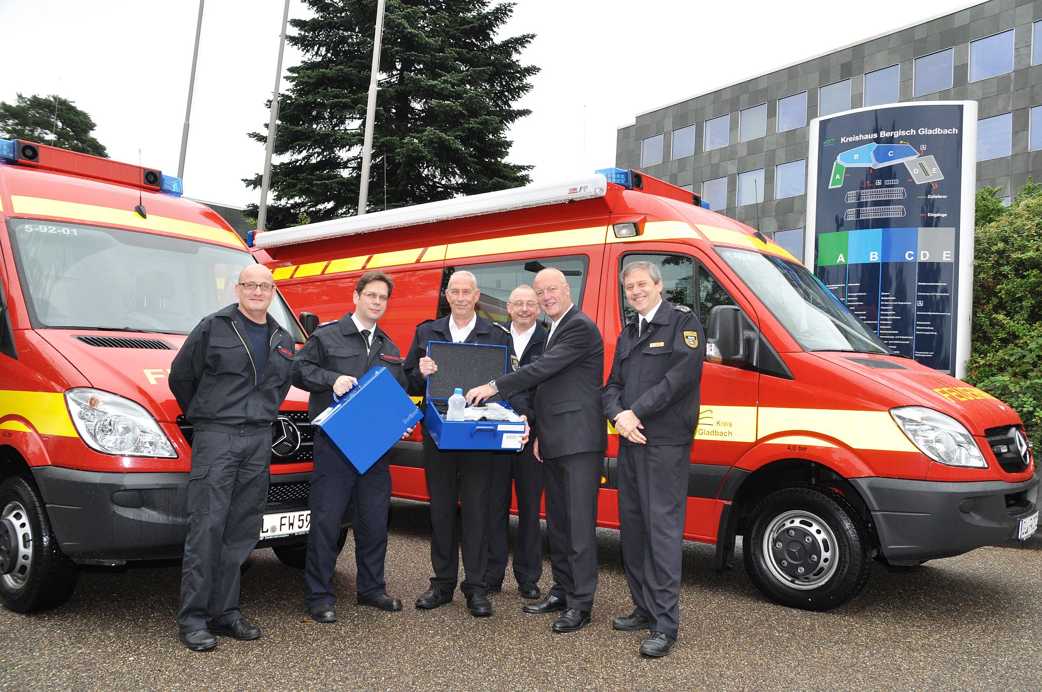 Kreis übergibt zwei Spezialfahrzeuge zur ABC-Gefahrenabwehr an die Feuerwehren