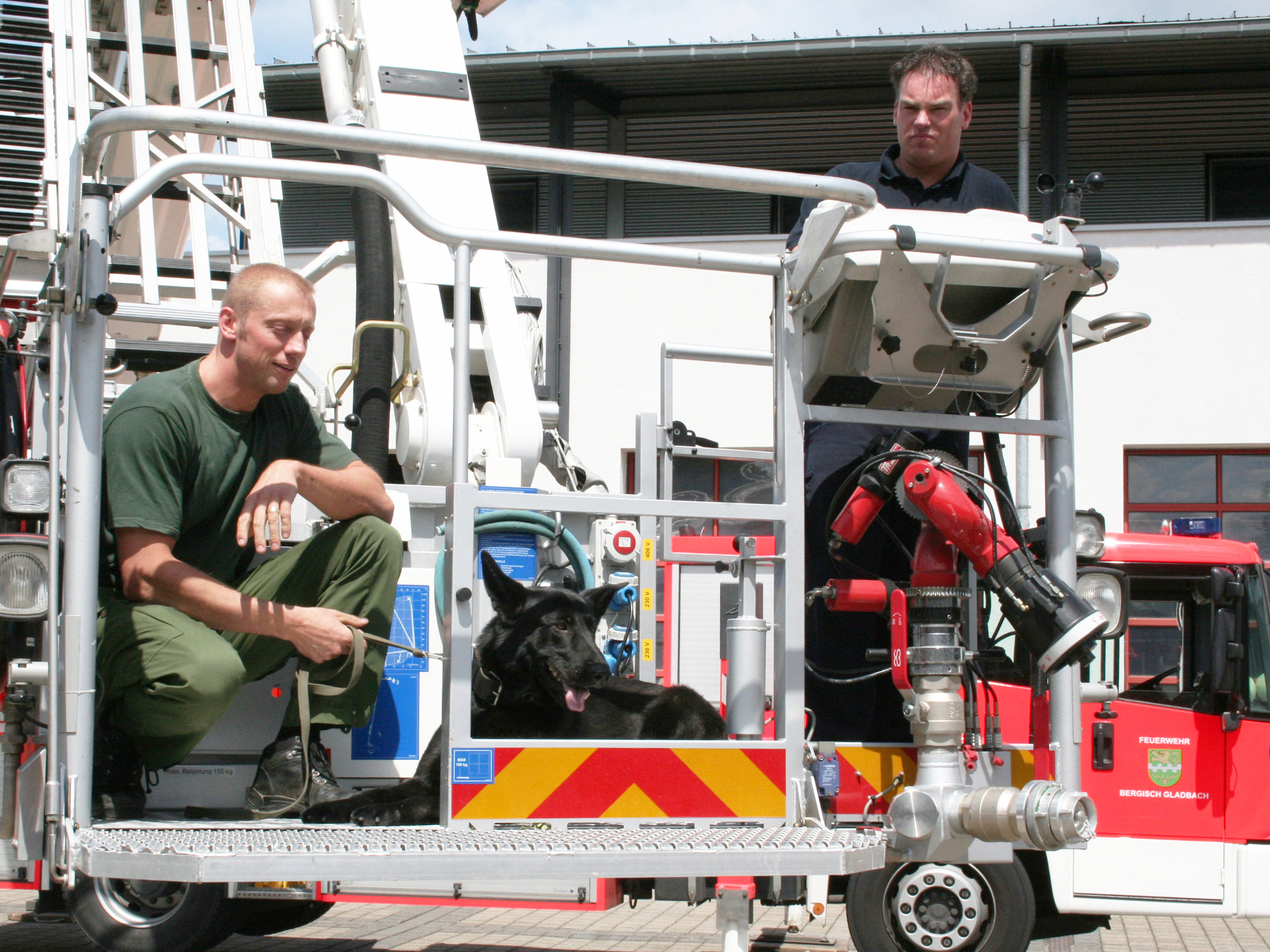 Diensthunde der Polizei trainierten bei der Feuerwehr