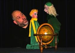 Puppenspieler Gerd J. Pohl mit Figuren aus "Der kleine Prinz", Foto: Martin van Elten