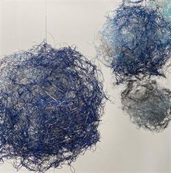 Wolken im Fluss (div. Einzelemente), seit 2016, Papiergarn, Edelstahl, Ø 10–15 cm, Courtesy the artist © the artist, Foto: Veronika Moos